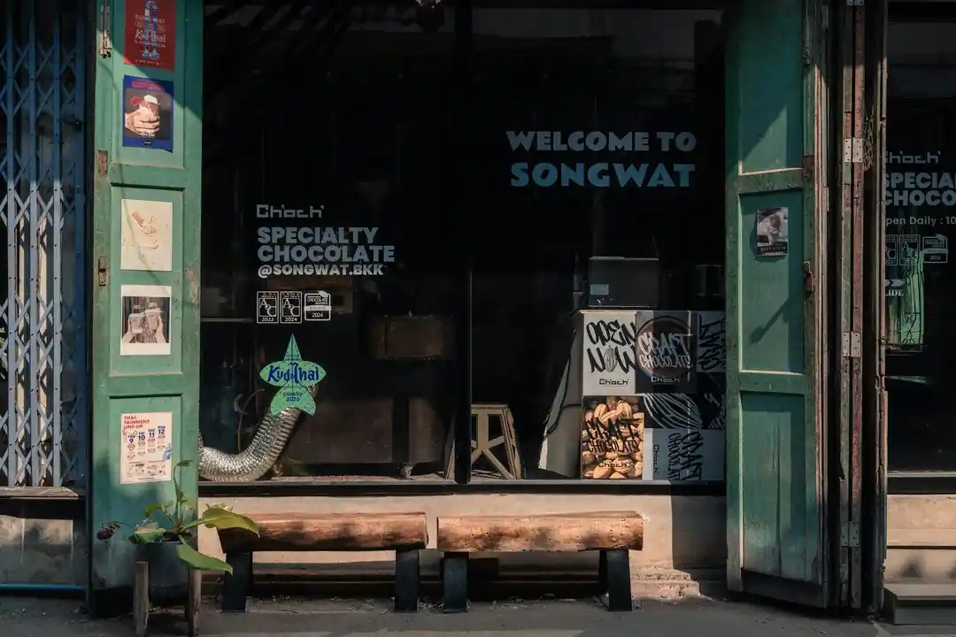 Yaowarat traffic, shophouse details, and restored Song Wat shopfronts photo 3